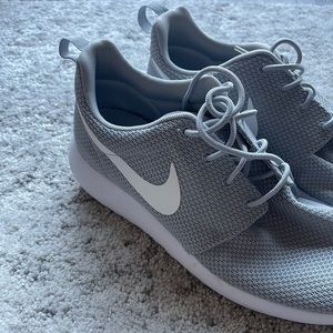 Nike - Men’s Roshe Run ‘Wolf Grey’ size 10